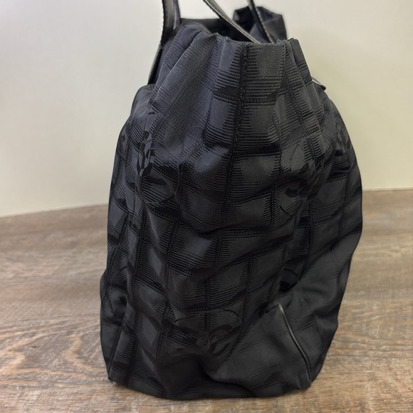 SOLD IN STORE CHANEL Travel Ligne Tote (2004-2005) - Picture 3 of 15